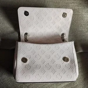 Sac Bandoulière GUESS Geva - Rose Logo - Polyuréthane - Avec étiquettes